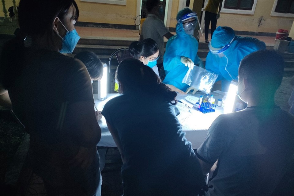 Đêm 6.6, Tổ lấy mẫu của Bệnh viện Đa khoa tỉnh Hà Tĩnh làm việc đến hơn 22h mới nghỉ. Ảnh: TT.