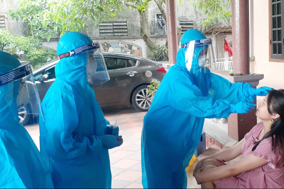 Tổ lấy mẫu xét nghiệm đến từ Bệnh viện Đa khoa tỉnh Hà Tĩnh đến tận nhà ở vùng phong tỏa xã Thạch Hạ lấy mẫu. Ảnh: TT.