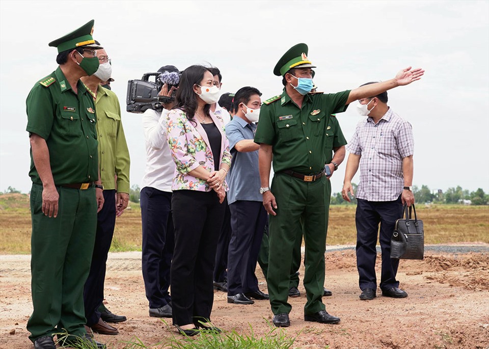 Phó Chủ tịch Nước khảo sát công tác phòng chống COVID-19 trên biên giới huyện Tri Tôn. Ảnh: Trung Hiếu