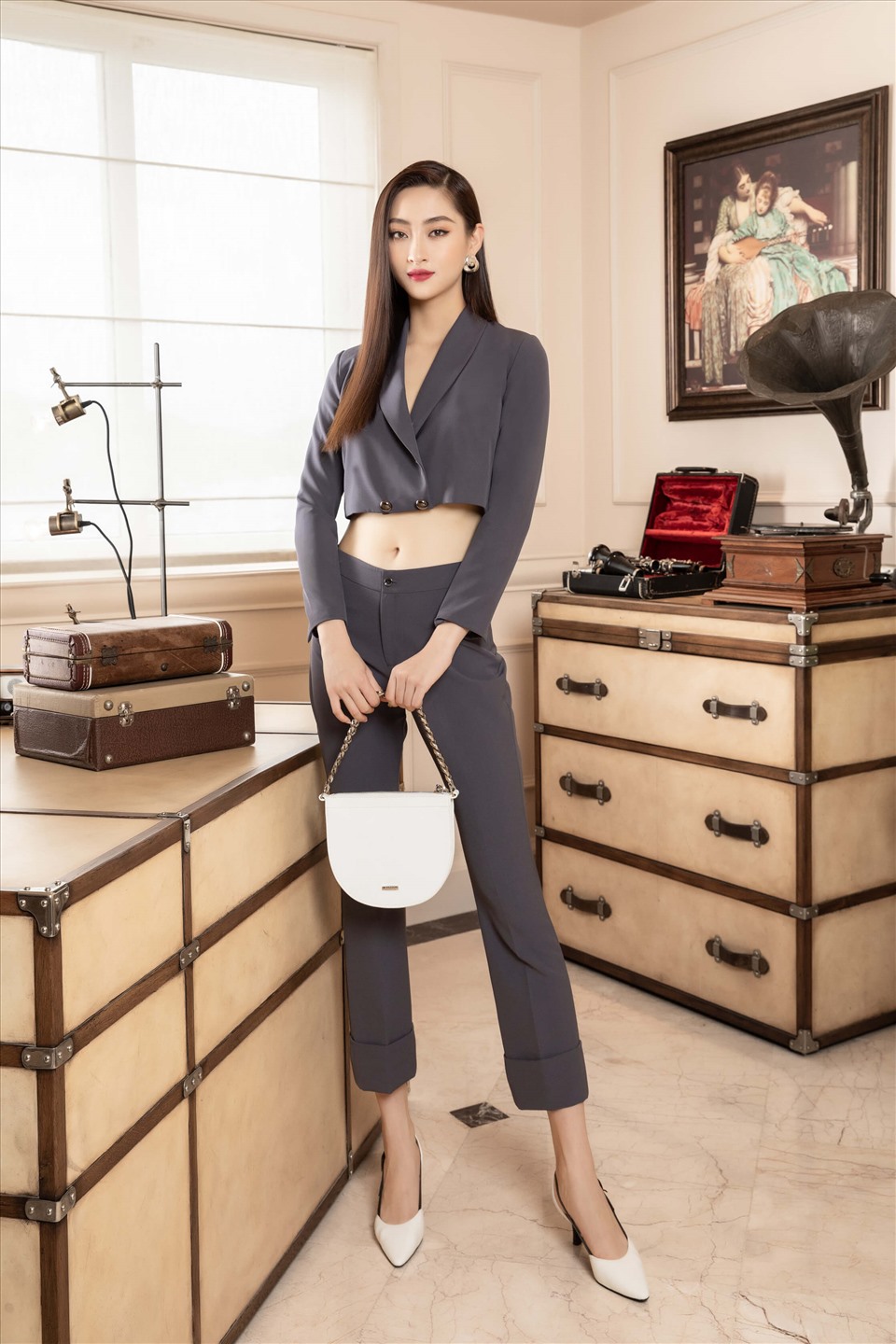 Là một tín đồ thời trang, Hoa hậu Lương Thuỳ Linh cũng có gần 2 năm tiếp xúc và làm việc cùng những nhà thiết kế, stylist nổi tiếng và nhiều thương hiệu hàng đầu quốc tế. Ảnh: Tân Lê.