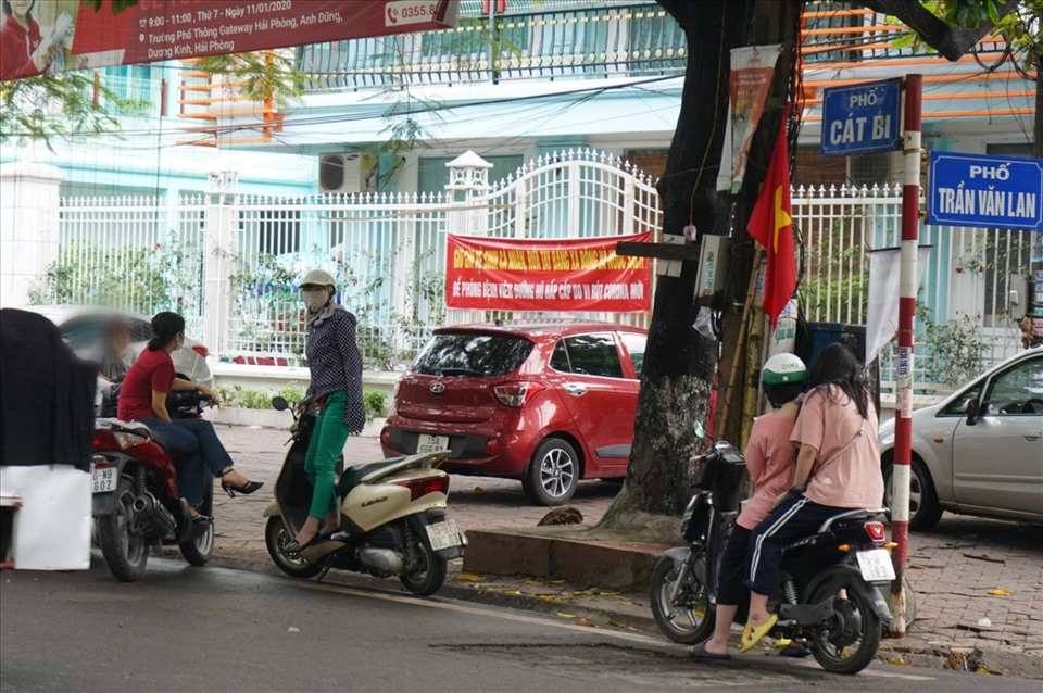 Sau khi thí sinh vào phòng thi, nhiều phụ huynh đỗ xe từ xa, hướng về điểm thi với tâm trạng hồi hộp. Ảnh Mai Dung