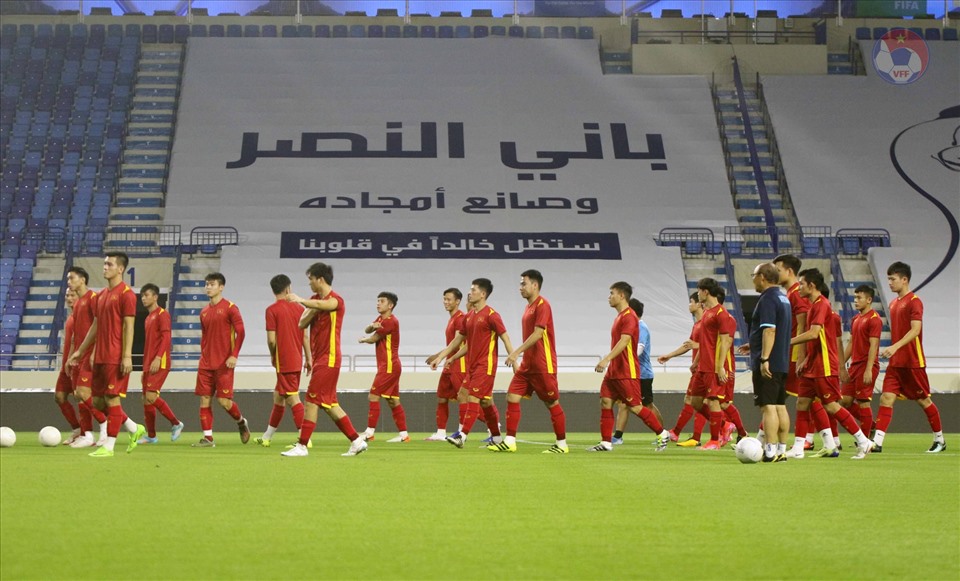 Đội tuyển Việt Nam trong buổi tập làm quen sân Al Maktoum (Dubai, UAE). Ảnh: VFF
