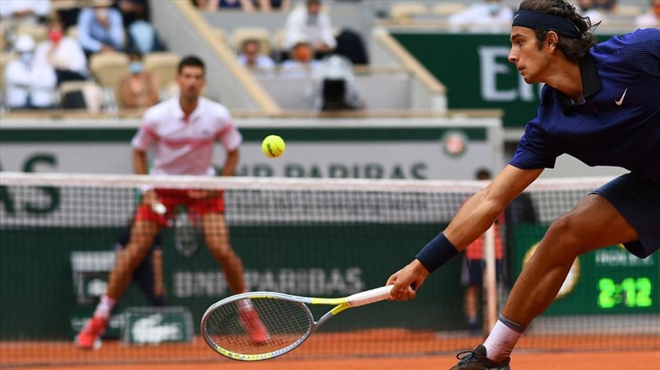 Lorenzo Musetti để lại những dấu ấn đậm nét trước “gã khổng lồ” Nole. Ảnh: Roland Garros