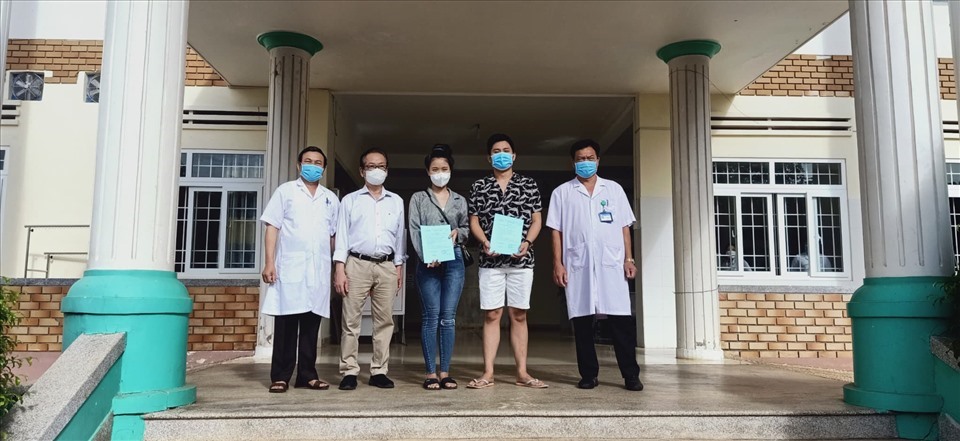 Hai bệnh nhân nhiễm COVID-19 ở Đắk Lắk vừa được xuất viện. Ảnh: T.X