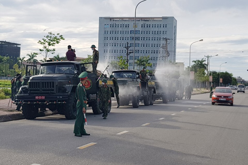 Sáng nay, lực lượng quân sự cũng tiến hành phun khử khuẩn đường phố của thành phố Hà Tĩnh. Ảnh: NT.