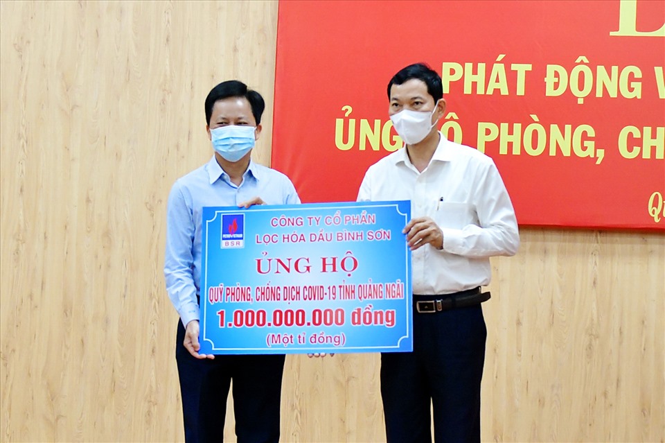 Chủ tịch HĐQT BSR Nguyễn Văn Hội thay mặt Công ty BSR trao bảng tượng trưng ủng hộ 1 tỉ đồng cho Quỹ phòng, chống dịch COVID-19 tỉnh Quảng Ngãi.