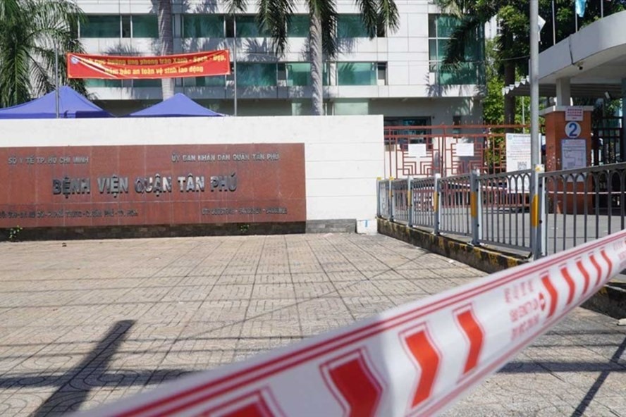 Bệnh viện quận Tân Phú đang bị phong toả tạm thời. Ảnh: Anh Tú