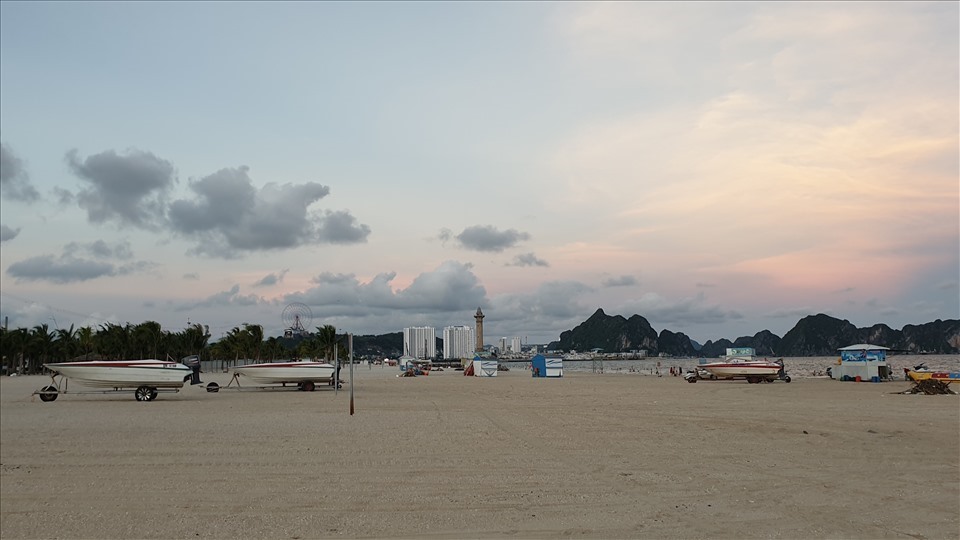 Bãi tắm khu du lịch Bãi Cháy, TP.Hạ Long, Quảng Ninh. Ảnh: Nguyễn Hùng