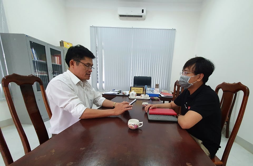 Lãnh đạo Ban Tuyên giáo Huyện ủy Krông Pắk trao đổi với PV Lao Động về vụ việc của Trung tá Nguyễn Đình Đức. Ảnh: Bảo Trung