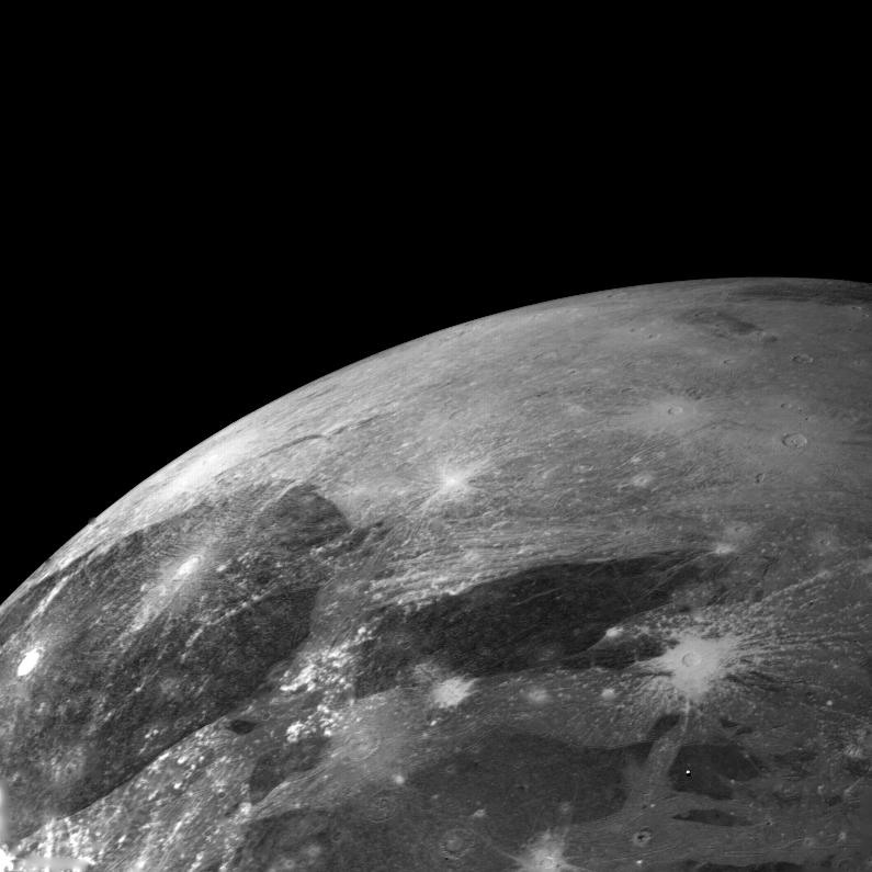 Một vài hình ảnh bề mặt mặt trăng lớn nhất Hệ Mặt trời do tàu vũ trụ Galileo chụp năm 2000. Ảnh: NASA