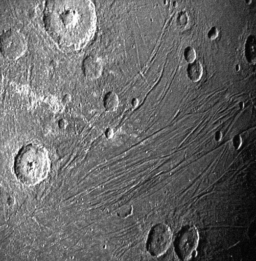 Hai bức ảnh cận cảnh mặt trăng Ganymede của sao Mộc. Ảnh: NASA