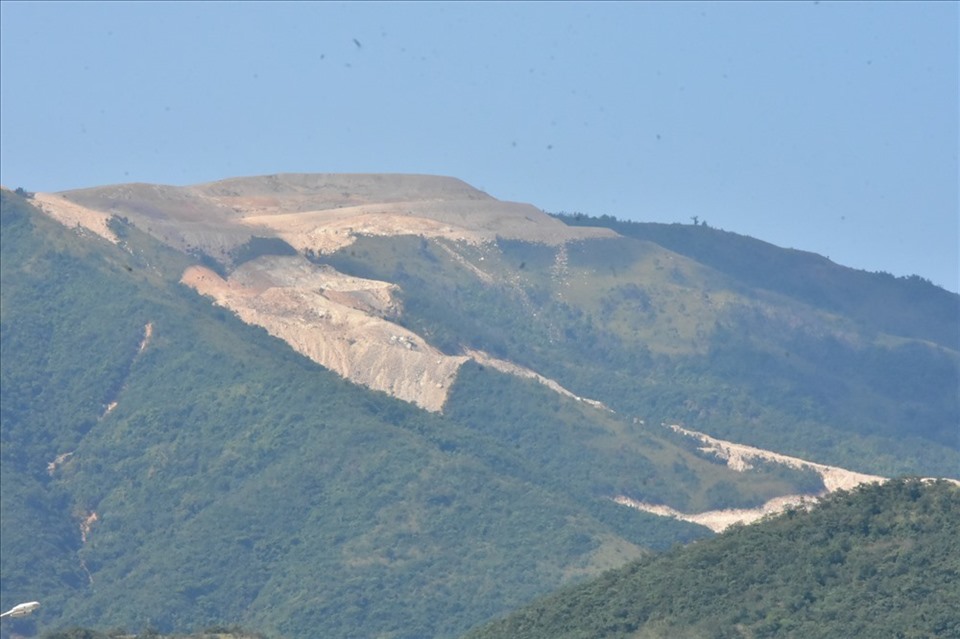 Một góc khu vực núi Chín khúc bị san phẳng để triển khai dự án. Ảnh: B.T