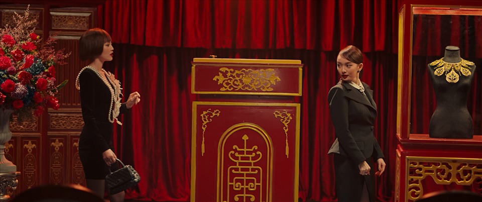 Ninh Dương Lan Ngọc và Kaity Nguyễn gây chú ý khi xuất hiện ở phần kết mở của phim “Gái già lắm chiêu“. Ảnh: NVCC