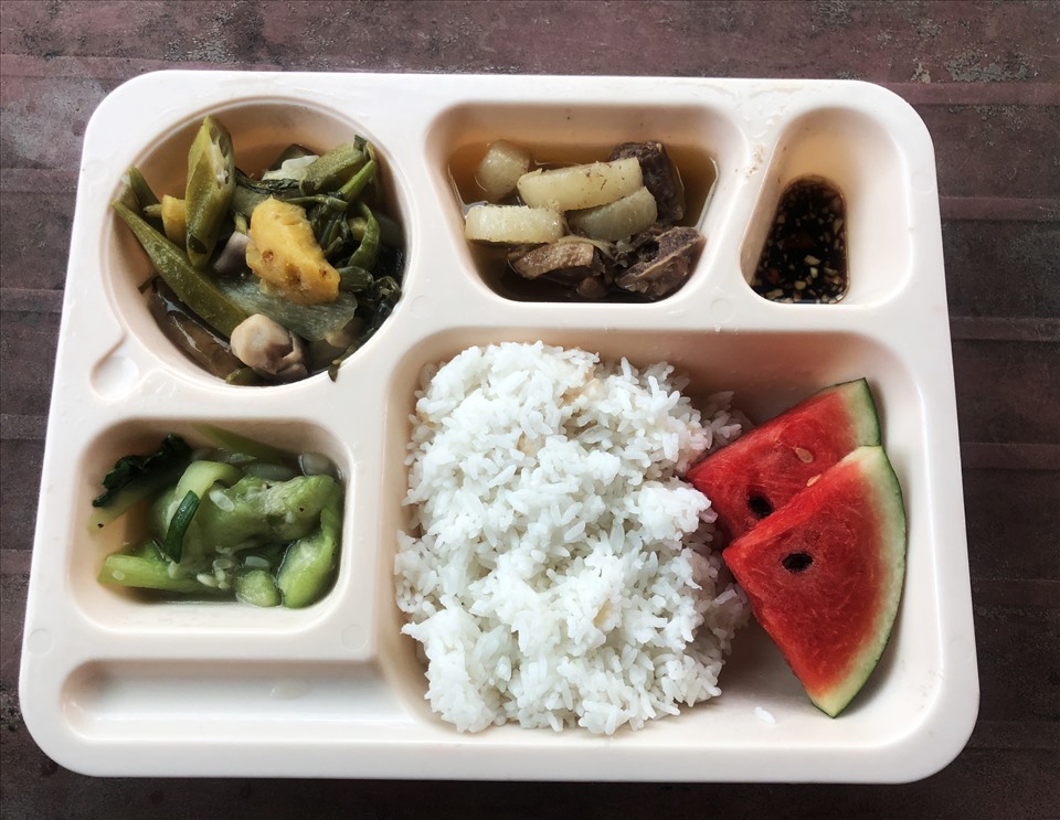 Đây là một trong các hoạt động tiếp sức mùa thi được trường triển khai qua việc nấu 234 phần ăn cho học sinh. Trong đó, gồm 180 phần ăn mặn và 54 phần ăn chay.
