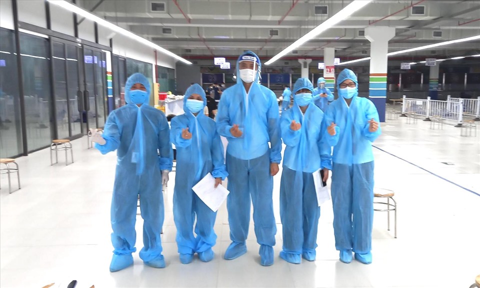 Ông Trường (giữa ảnh) cùng các nhân viên y tế trong xưởng sản xuất của Công ty. Ảnh: NVCC