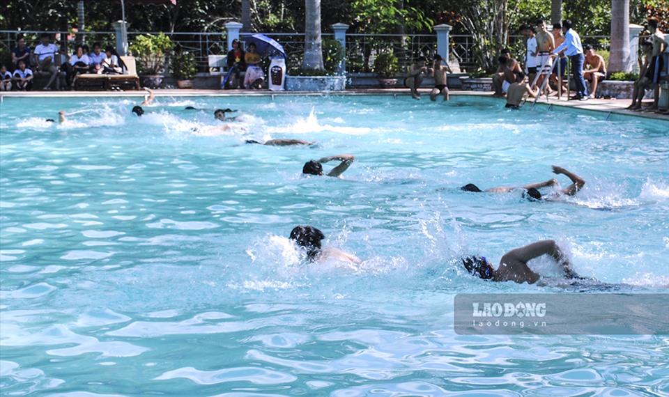 Trẻ em tham gia một lớp kỹ năng bơi lội tại TP. Điện Biên Phủ.