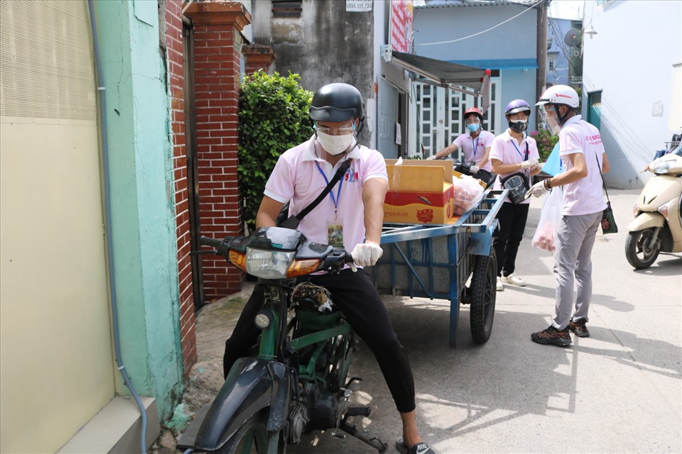 Sau đó, các thành viên dùng xe kéo để chuyển phần quà đến nhà người dân.