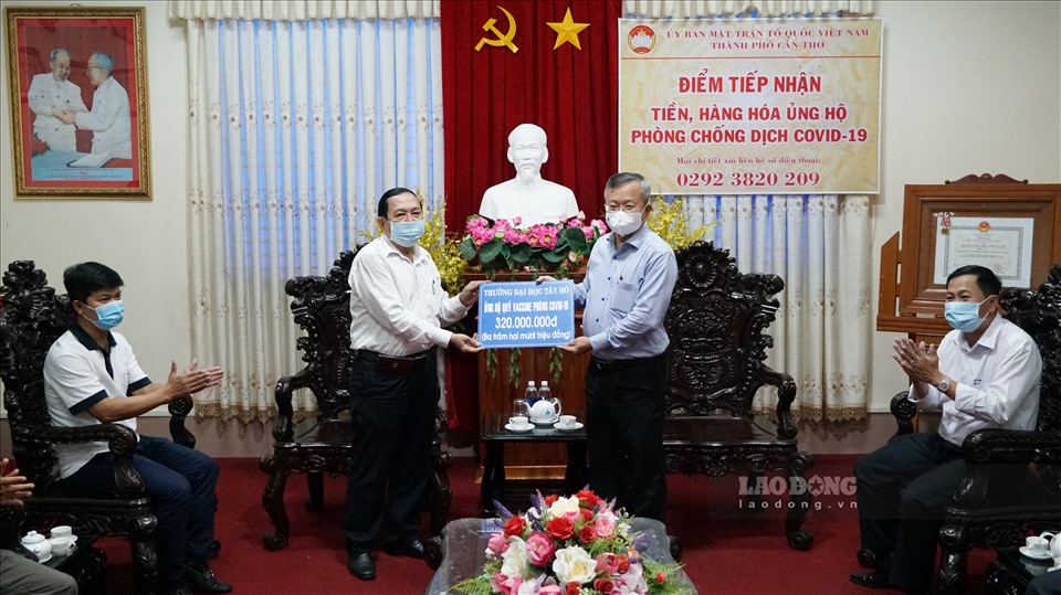 Tiến sĩ Nguyễn Ngọc Minh - Phó Hiệu trưởng Trường ĐH Tây Đô trao ủng hộ quỹ vaccine phòng COVID-19.