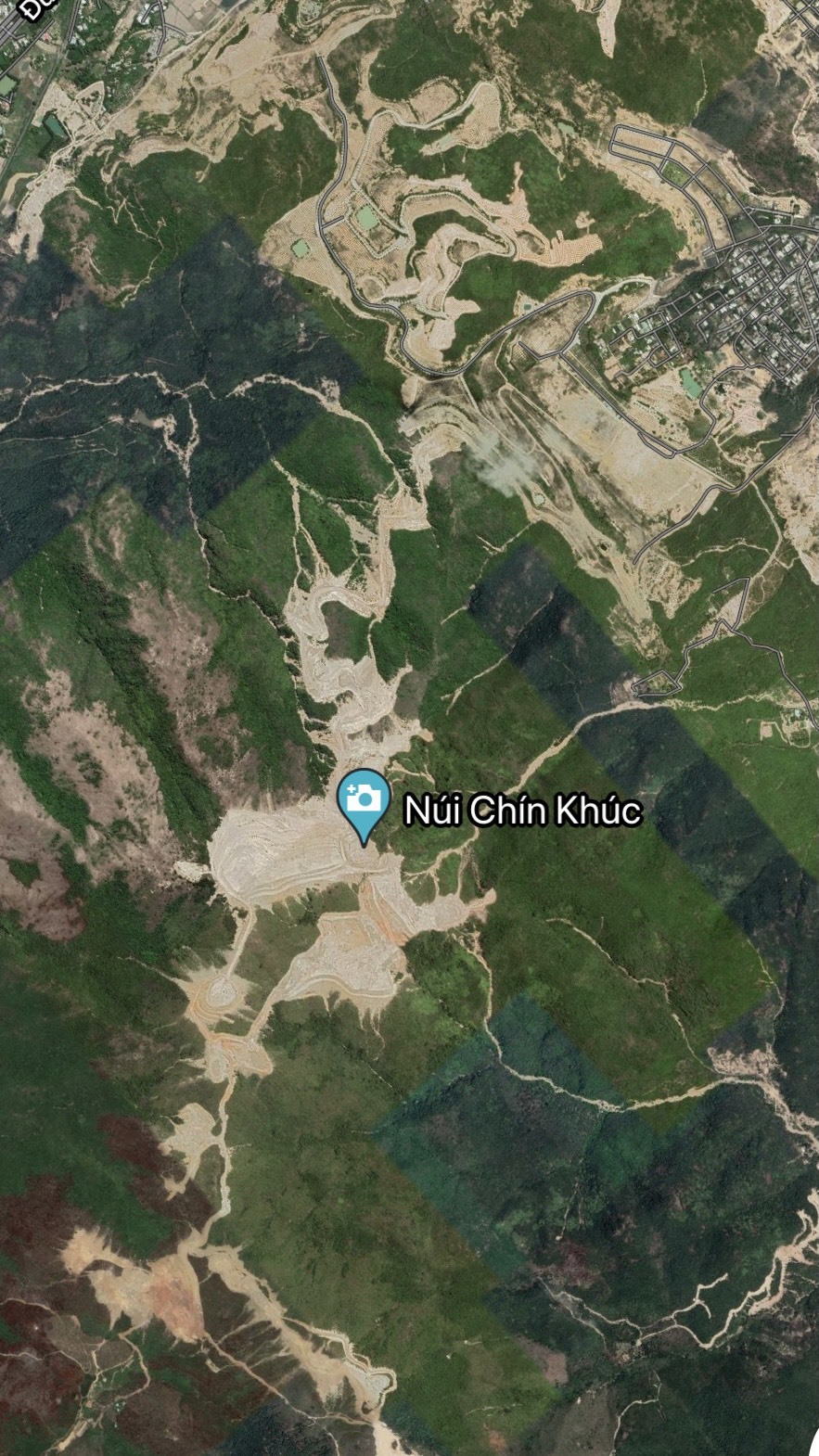 Trên Google Maps thấy rõ cảnh núi Chín Khúc bị biến dạng do sự tác động thô bạo của con người.