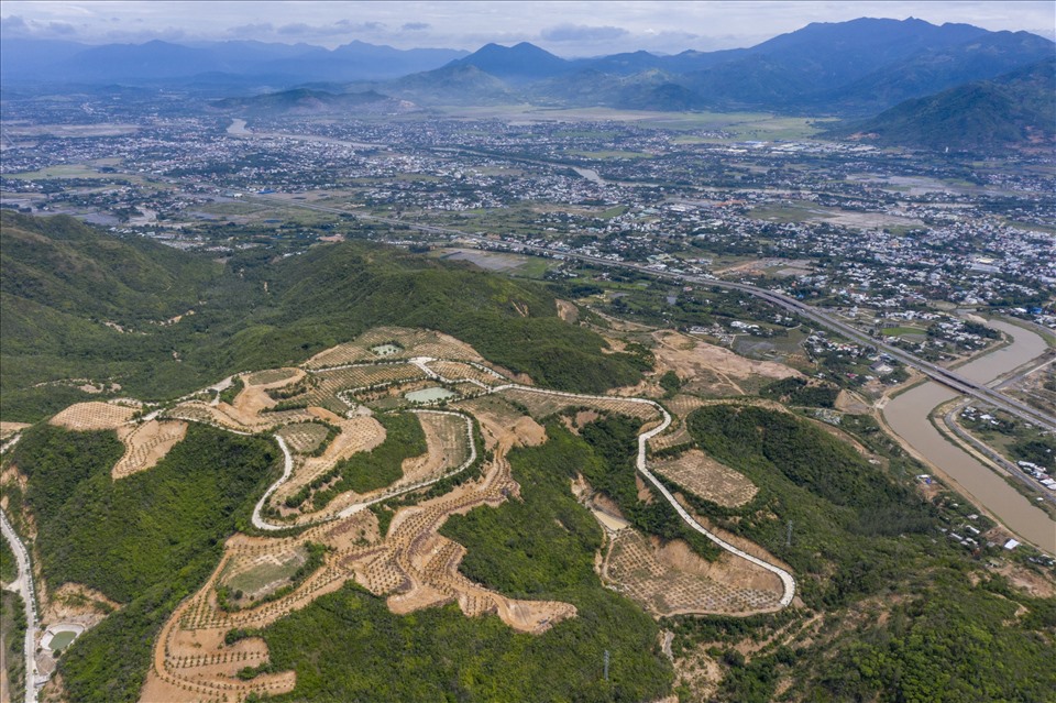 Một góc khu vực núi Chín Khúc bị san phẳng để triển khai dự án.