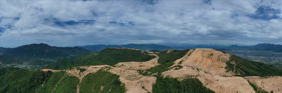 Một dự án hình thành mặt bằng và đường đi trên núi Chín Khúc. Nhìn từ bên ngoài có thể thấy rất rõ cảnh tượng nham nhở, đất đá bị cày xới nhiều mảng lớn.