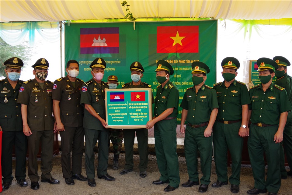 Đại tá Phạm Văn Phong, Chính uỷ Bộ đội Biên phòng tỉnh An Giang trao tặng vật tư phòng chống COVID-19 cho lực lượng bảo vệ biên giới Campuchia tại cửa khẩu quốc tế Tịnh Biên. Ảnh: CK
