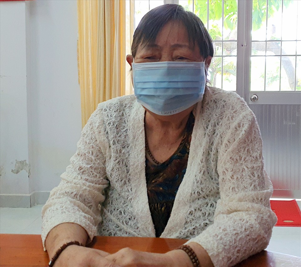 Cụ Nguyễn Thị Mười chia sẻ thấy các cháu phòng chống dịch bệnh mà thương. Ảnh: Nhật Hồ