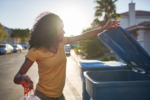 Đổ rác hàng ngày sẽ giúp không gian sống trong nhà luôn đảm bảo vệ sinh, không bị ô nhiễm. Ảnh: Xinhua