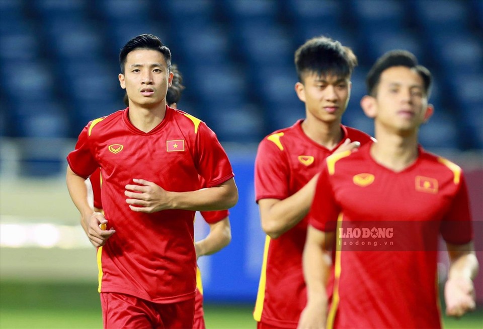 Trọng Hoàng là cầu thủ vô cùng quan trọng và có tầm ảnh hưởng rất lớn đến đội tuyển Việt Nam. Xem hình ảnh về anh ta sẽ cho bạn một cái nhìn rõ hơn về tài năng, sự nỗ lực và tinh thần chiến đấu không ngừng của cầu thủ này.