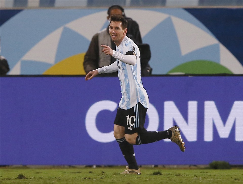 Trong lúc Messi đang cùng đội tuyển Argentina dự Copa America 2021, bản hợp đồng mới với Barca vẫn chưa được ký. Ảnh: AFP