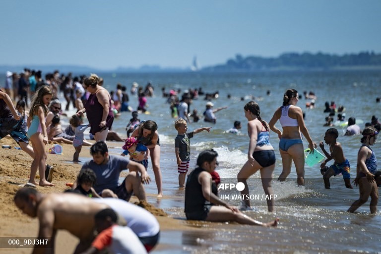 11. Mọi người chơi đùa trên bãi biển và trong Vịnh Chesapeake khi họ cố gắng trốn khỏi cái nóng tại Công viên Tiểu bang Sandy Point ở Annapolis, Maryland vào ngày 29 tháng 6 năm 2021. Cái nóng như thiêu đốt - đang phá vỡ kỷ lục ở Canada và Hoa Kỳ. hơn 80 năm - nguyên nhân là do một đỉnh núi áp suất cao giữ không khí ấm trong khu vực.