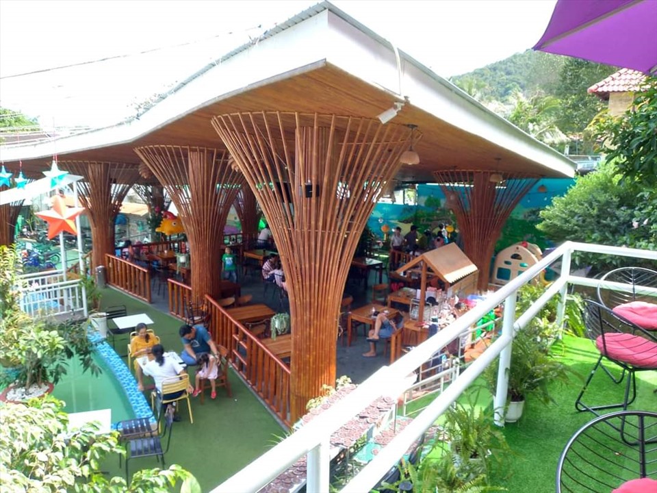 Do ảnh hưởng dịch COVID-19, lượng khách đến quán cà phê này giảm hơn 60% so với trước đây. Ảnh: Hoàng Dung
