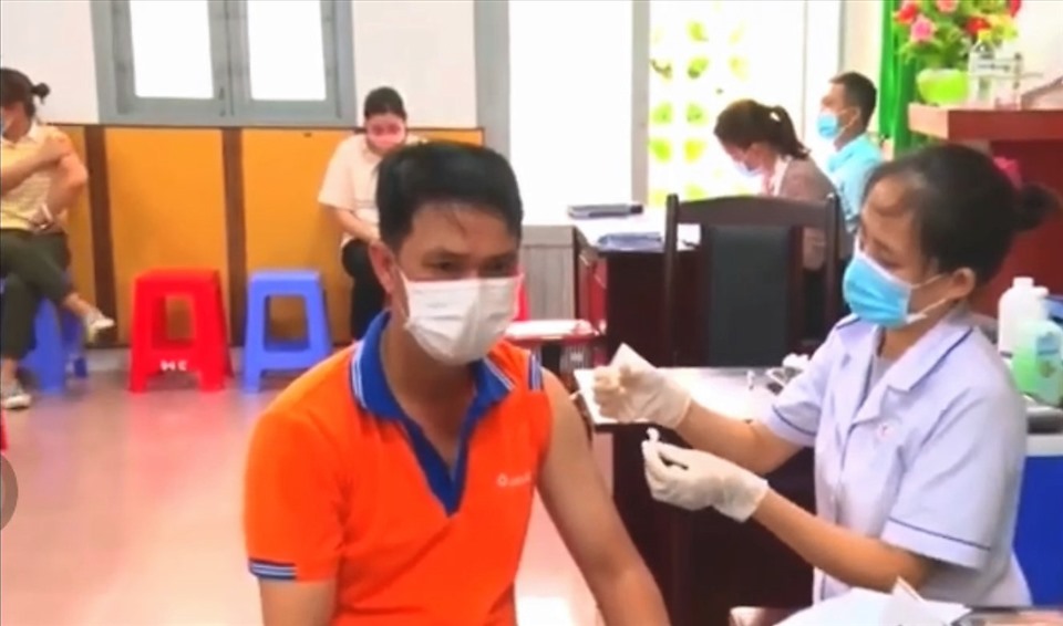 Tiêm vaccine cho người dân trên đảo Phú Quốc. Ảnh: Hoàng Dung