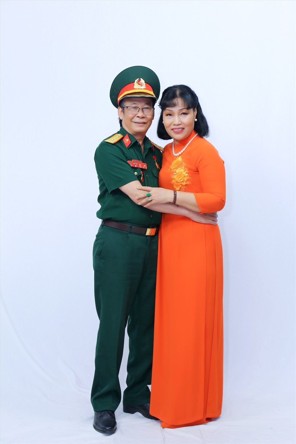 Vợ chồng chú Hùng chia sẻ với Ốc Thanh Vân,  Ảnh: CTCC.