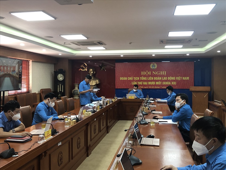 Ông Phan Văn Anh, Phó Chủ tịch Tổng Liên đoàn Lao động Việt Nam trình bày tờ trình tại hội nghị. Ảnh: Bảo Hân
