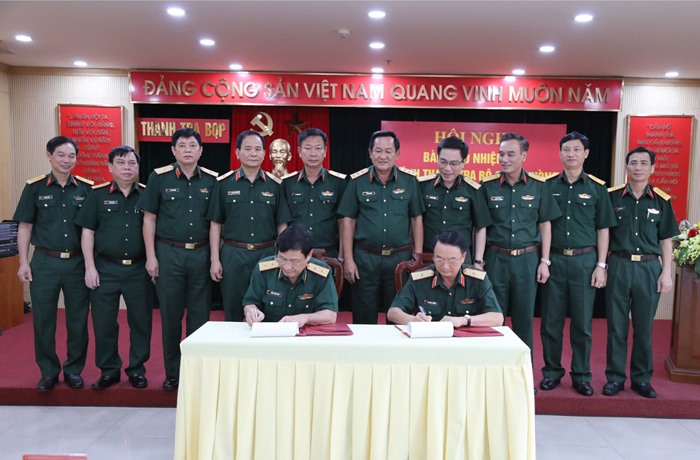 Trung tướng Đặng Trọng Quân và Thiếu tướng Lê Đình Thương ký Biên bản bàn giao nhiệm vụ Chánh Thanh tra Bộ Quốc phòng. Ảnh VGP