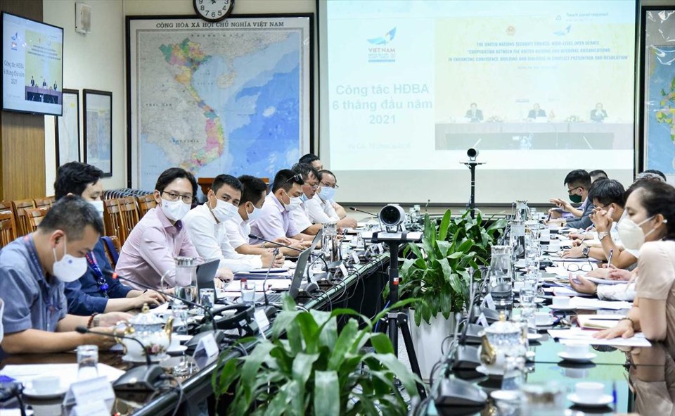 Hội nghị sơ kết 6 tháng đầu năm 2021 Việt Nam đảm nhiệm Ủy viên không thường trực Hội đồng Bảo an Liên Hợp Quốc. Ảnh: BNG