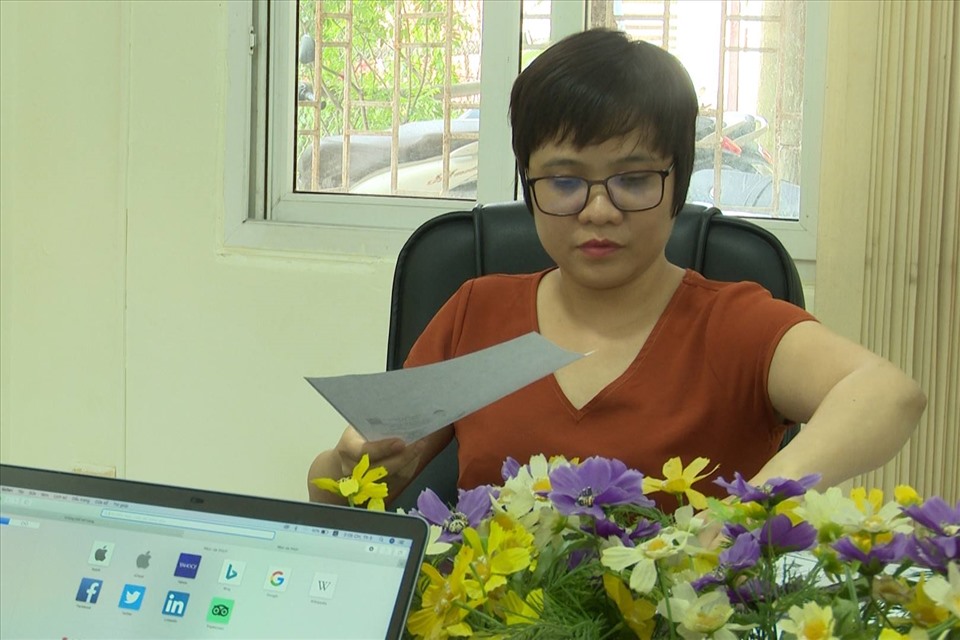 Bà Huê - Chánh văn phòng Cty Handic trao đổi với PV. Ảnh: Nhật Huy
