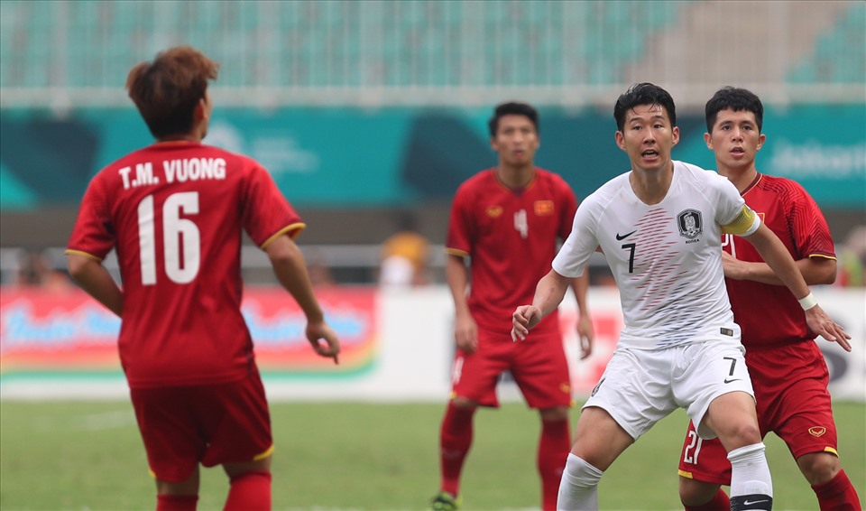 Hàng thủ tuyển Việt Nam từng đối đầu tiền đạo Son Heung-min ở ASIAD 2018 nhưng giải đấu đó Quế Ngọc Hải không tham dự. Ảnh: Đ.Đ