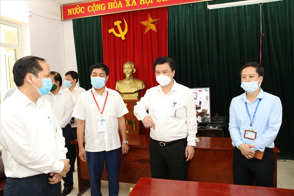 Đoàn kiểm tra công tác chuẩn bị cho kỳ thi tốt nghiệp THPT tại Trường THPT Ninh Bình - Bạc Liêu (thành phố Ninh Bình). Ảnh: NT