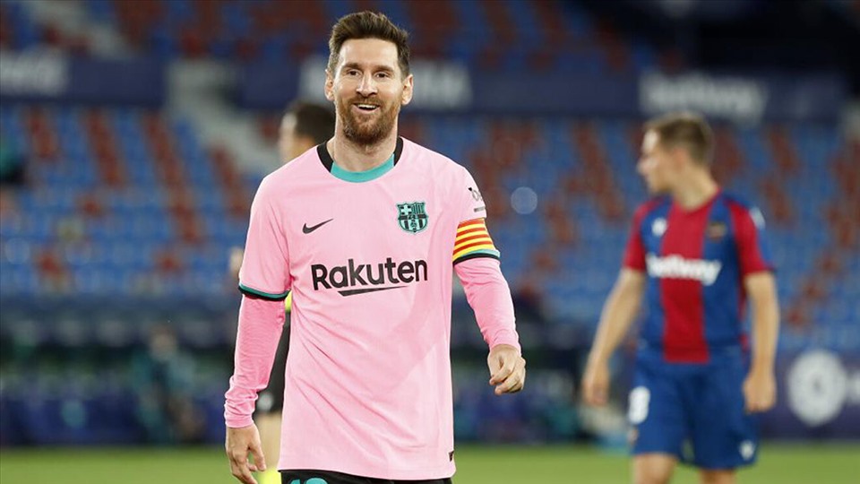 Messi nhận rất nhiều tiền của Barcelona. Ảnh: AFP.