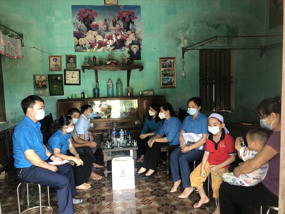Lãnh dạo Liên đoàn Lao động tỉnh Bắc Giang thăm hỏi, động viên gia đình chị Minh. Ảnh: Nguyễn Huyền
