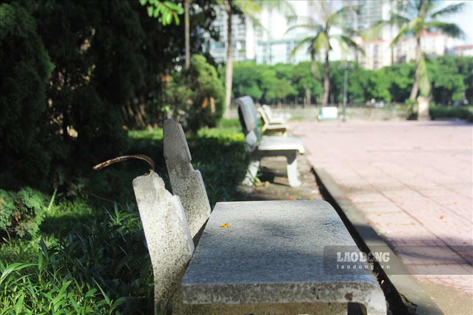 Các ghế đá trong công viên cũng bị gãy, nắp cống cũng đã hư hỏng nhưng không được sửa chữa.