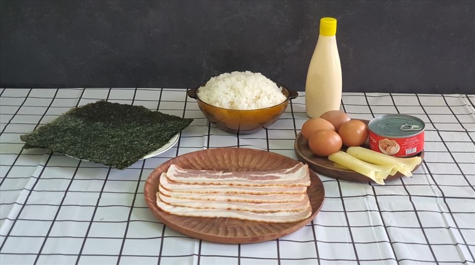 Nguyên liệu chuẩn bị món ăn trứng cuộn cơm kiểu Hàn Quốc khá đơn giản, không quá cầu kỳ. Ảnh: Tuấn Đạt