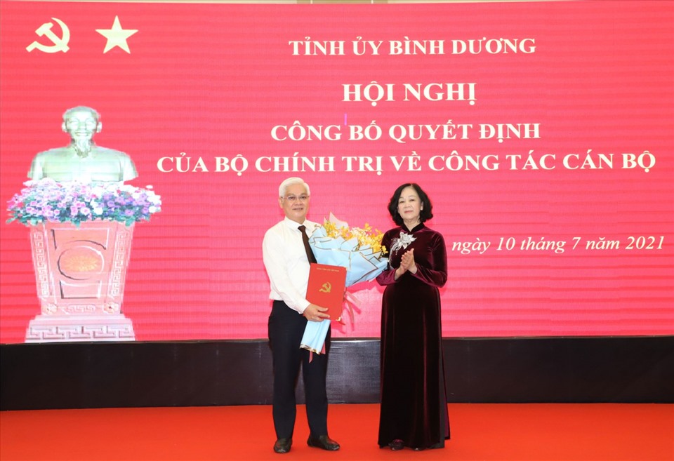 Bà Trương Thị Mai, Ủy viên Bộ Chính trị, Bí thư Trung ương Đảng, Trưởng Ban Tổ chức Trung ương trao quyết định và chúc mừng ông Nguyễn Văn Lợi. Ảnh VGP