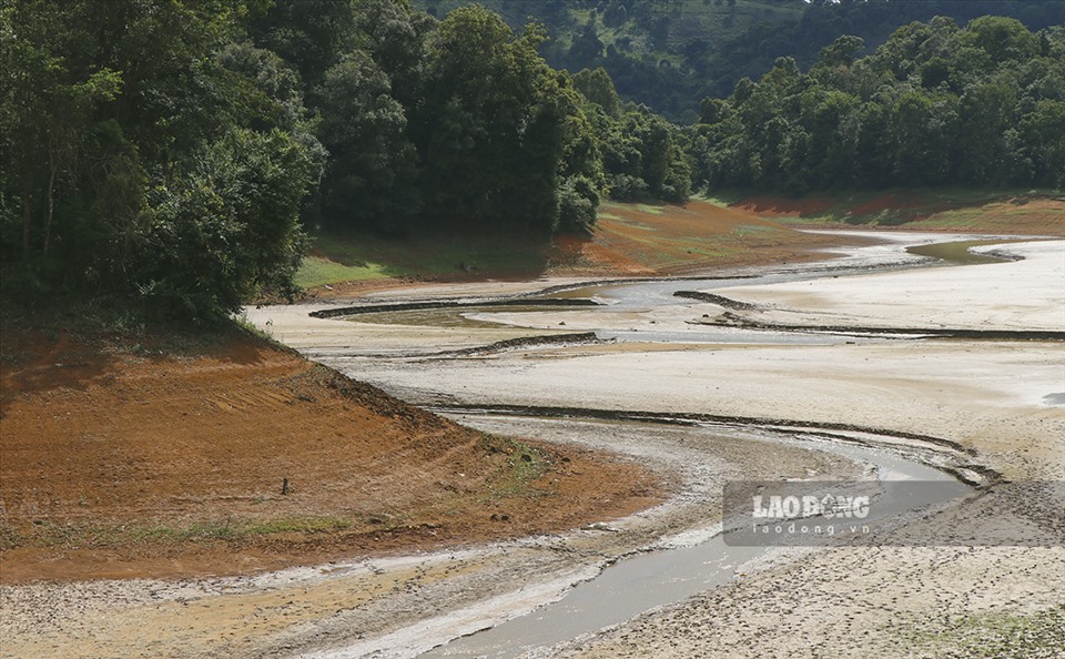 Tuy nhiên, do hạn hán kéo dài nên mặc dù đang là mùa mưa nhưng Hồ Pá Khoang lại ở trong tình trạng cạn kiệt nguồn nước.