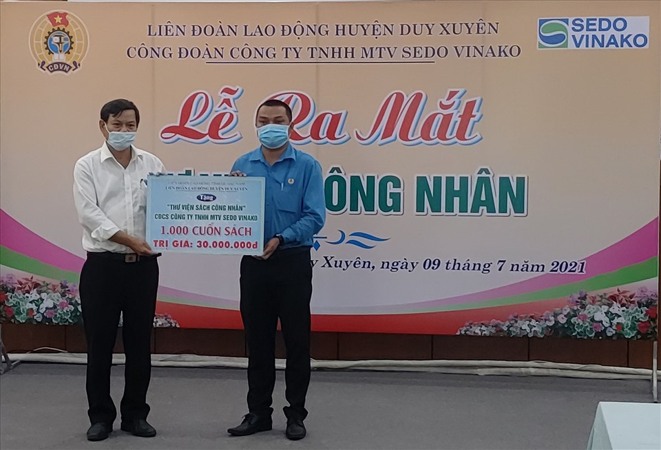 LĐLĐ huyện Duy Xuyên tặng 1.000 đầu sách cho thư viện công nhân của Công ty Sedo. Ảnh Thái Bình