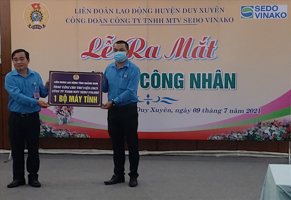 LĐLĐ tỉnh Quảng Nam tặng 1 bộ máy vi tính cho thư viện công nhân của Công ty Sedo. Ảnh Thái Bình