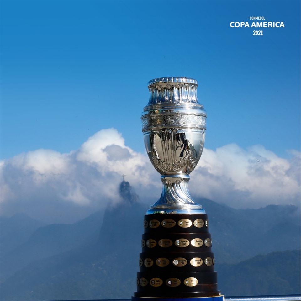 Chờ một lần Messi nhảy điệu Tango cùng chiếc cúp vô địch trên đỉnh mây... Ảnh: Copa America