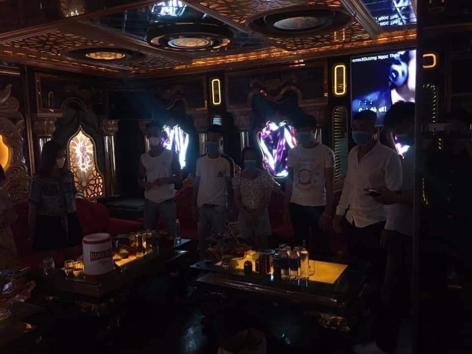 Công an thành phố Cao Bằng phát hiện nhiều người tụ tập hát karaoke giữa mùa dịch, chủ quán bị xử phạt nghiêm. Ảnh: CACB